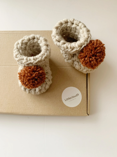Littlecloud9 handknits - Baby booties Light beige with gingerbread Pompoms.