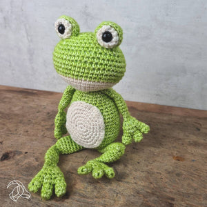 Hardicraft - DIY Crochet Kit - Vinny Frog-Rosy Posy Petals